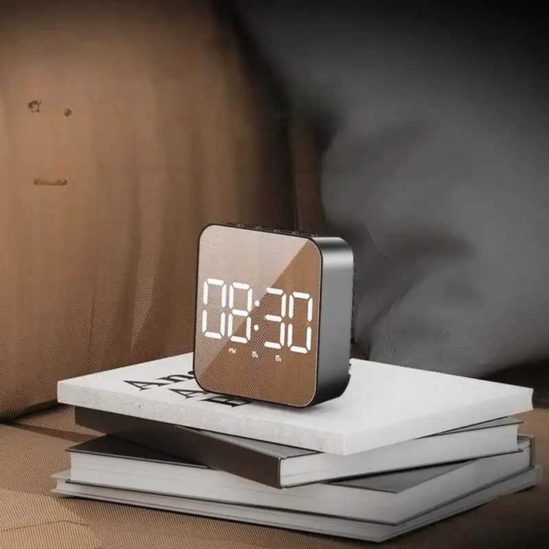 Réveil cube noir à affichage LED blanc