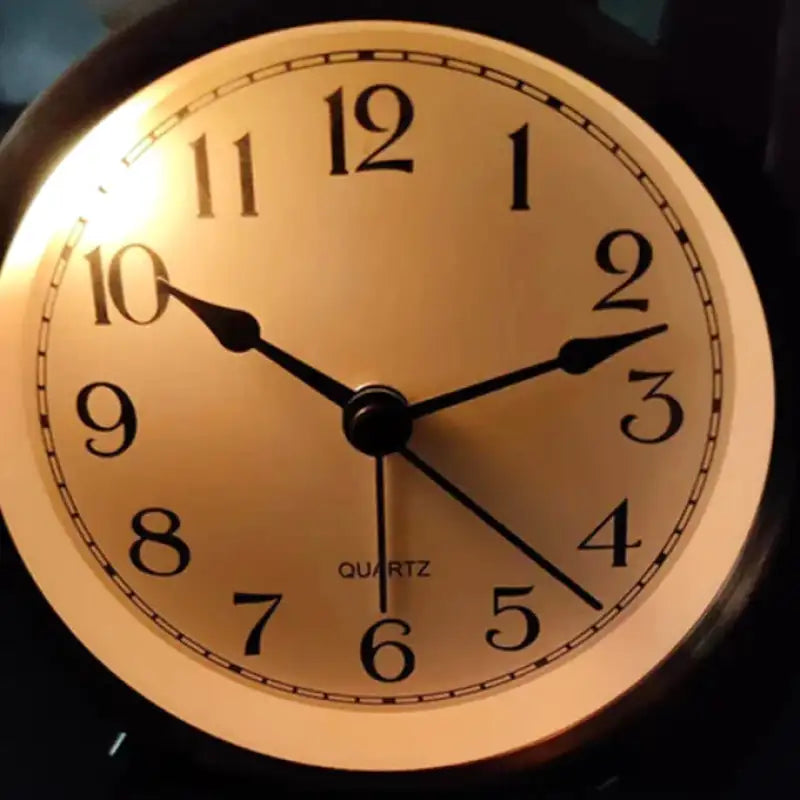 Réveil de table rond en métal cuivré vintage