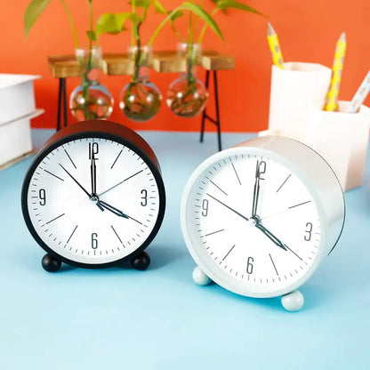 Réveil de table rond noir à face blanche