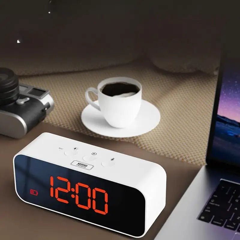 Réveil digital blanc à chiffres multicolores grand format