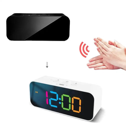 Réveil digital blanc à chiffres multicolores grand format