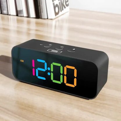 Réveil digital blanc à chiffres multicolores grand format