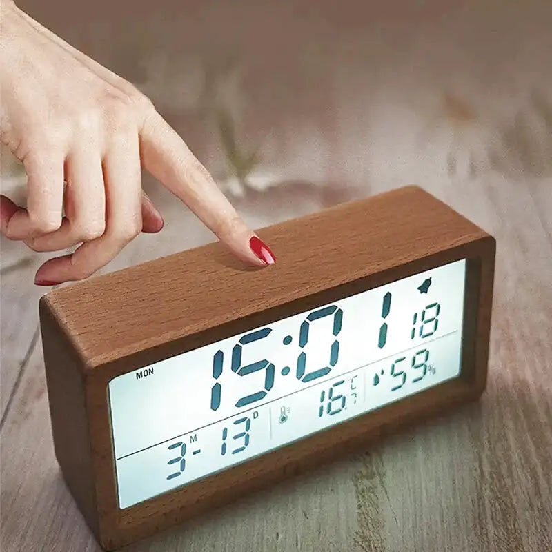 Réveil digital en bois foncé avec affichage multifonction
