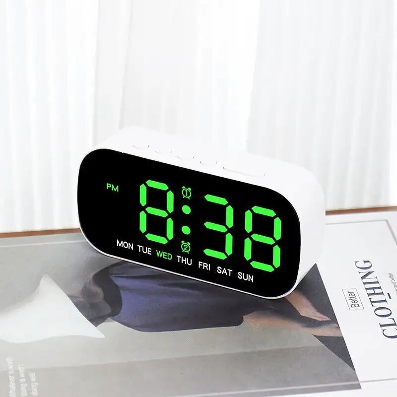 Réveil digital ovale blanc à écran noir lumineux