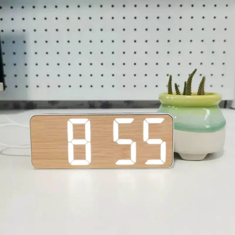 Réveil digital rectangulaire en bois clair naturel