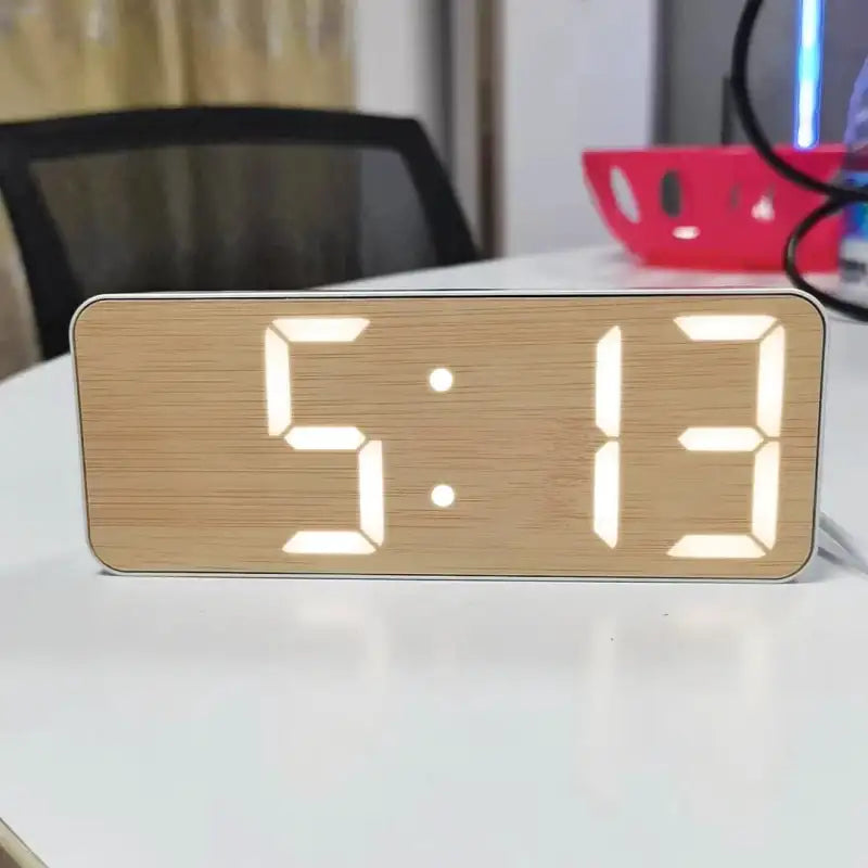 Réveil digital rectangulaire en bois clair naturel
