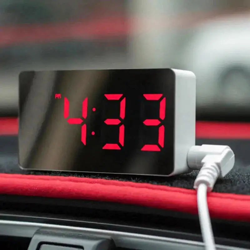 Réveil digital rectangulaire gris à grands chiffres blancs