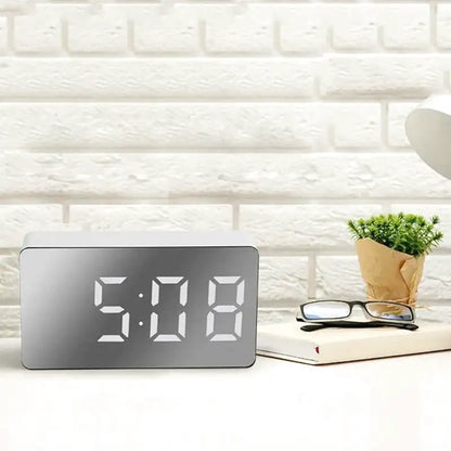 Réveil digital rectangulaire gris à grands chiffres blancs