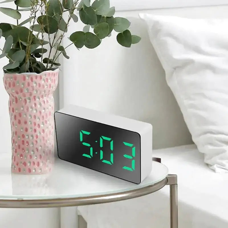 Réveil digital rectangulaire gris à grands chiffres blancs