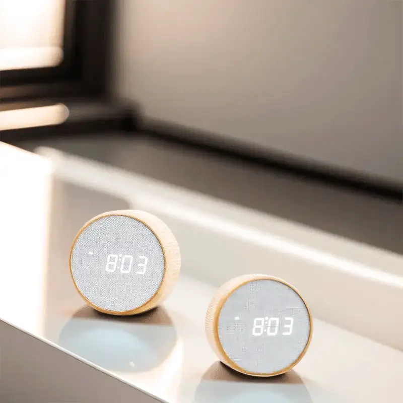 Réveil digital rond en bois clair et tissu gris