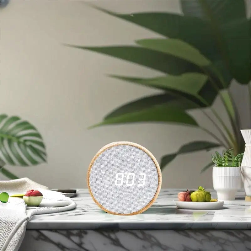 Réveil digital rond en bois clair et tissu gris