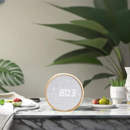 Réveil digital rond en bois clair et tissu gris