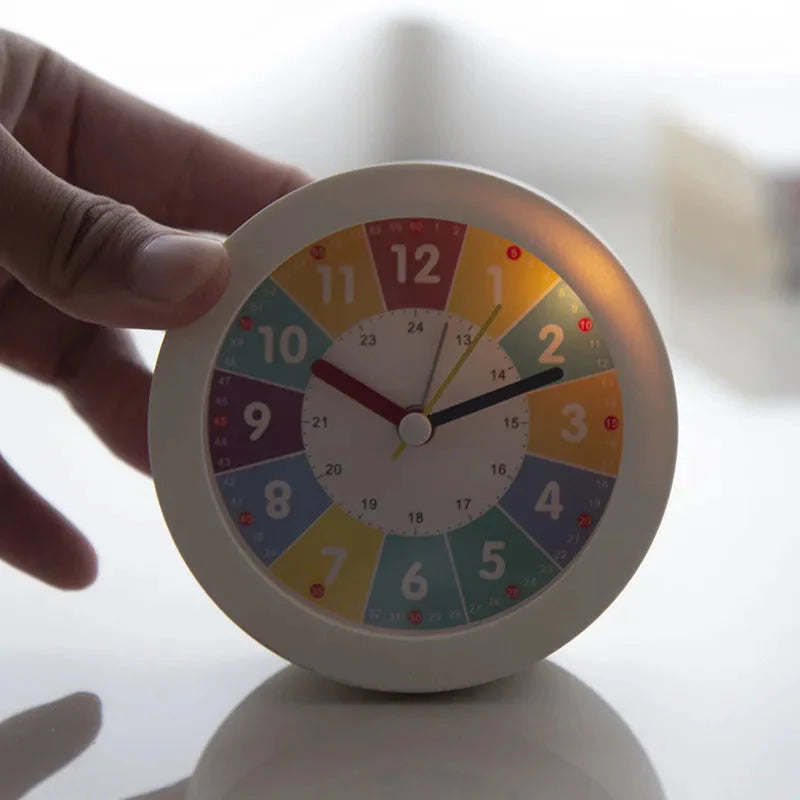 Réveil rond multicolore avec veilleuse intégrée -  - reveil-educatif-veilleuse - ["ado","analogique","couleur","enfant","petit","r\u00e9veil enfant","simple","\u00e9ducatif"]