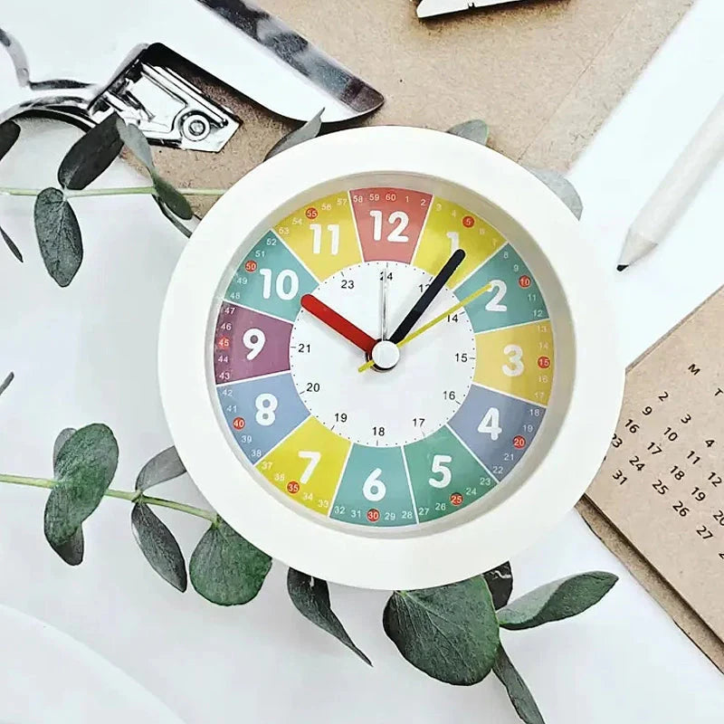 Réveil rond multicolore avec veilleuse intégrée -  - reveil-educatif-veilleuse - ["ado","analogique","couleur","enfant","petit","r\u00e9veil enfant","simple","\u00e9ducatif"]