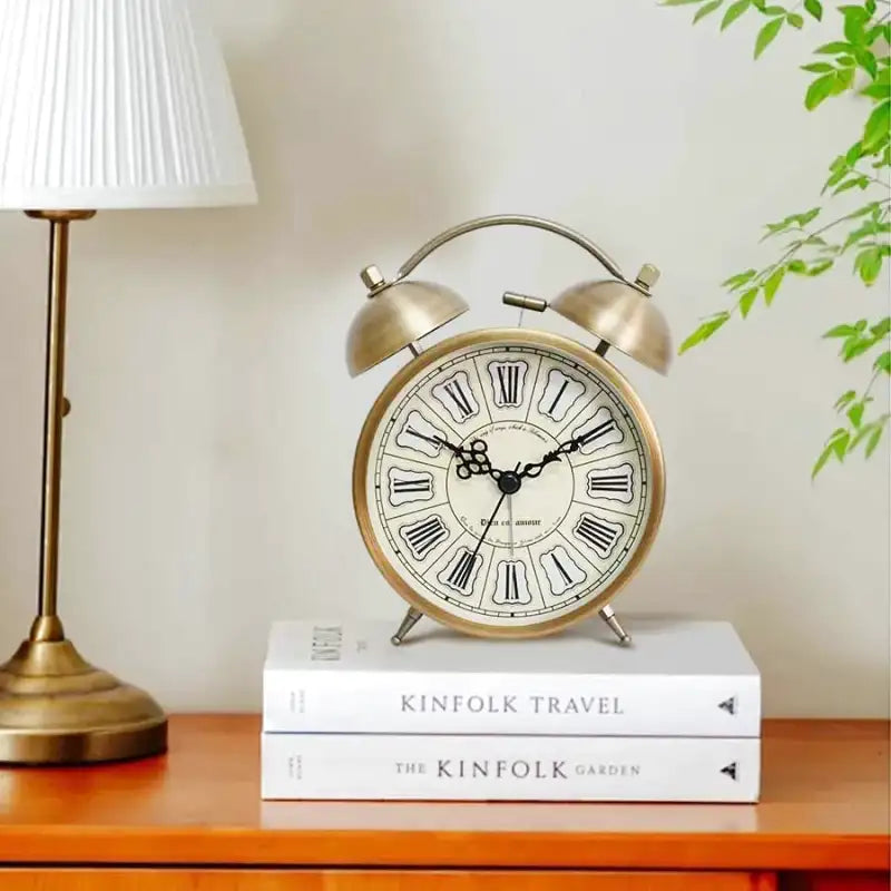 Réveil en métal doré motif floral vintage