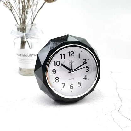 Réveil facetté noir brillant à chiffres noirs contrastés - Comptoir du Réveil - 