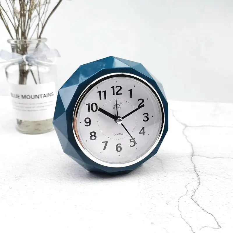 Réveil facetté noir brillant à chiffres noirs contrastés - Comptoir du Réveil - 