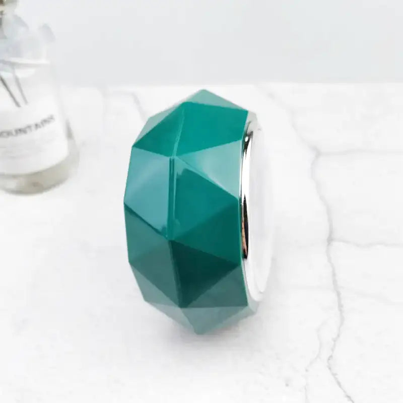 Réveil facetté noir brillant à chiffres noirs contrastés - Comptoir du Réveil - 