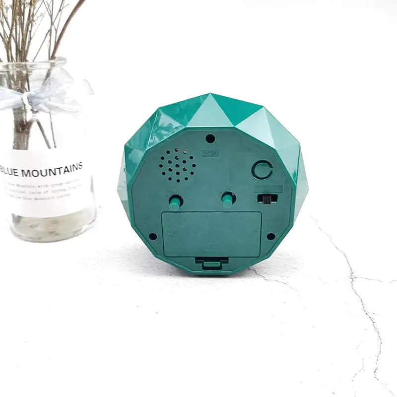 Réveil facetté noir brillant à chiffres noirs contrastés - Comptoir du Réveil - 