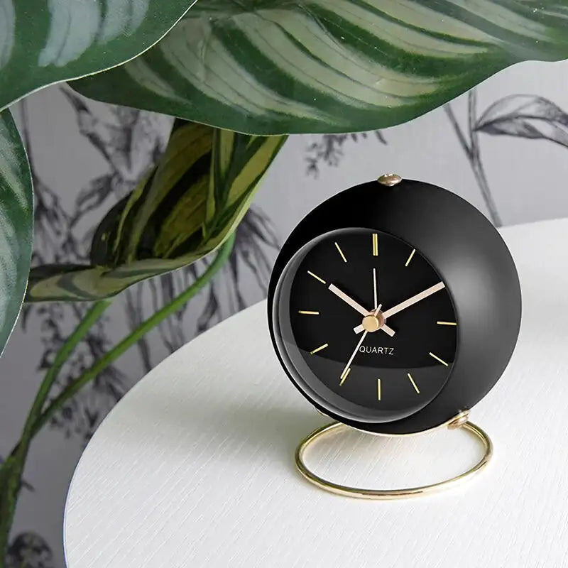 Réveil globe noir brillant avec détails dorés - Comptoir du Réveil - 