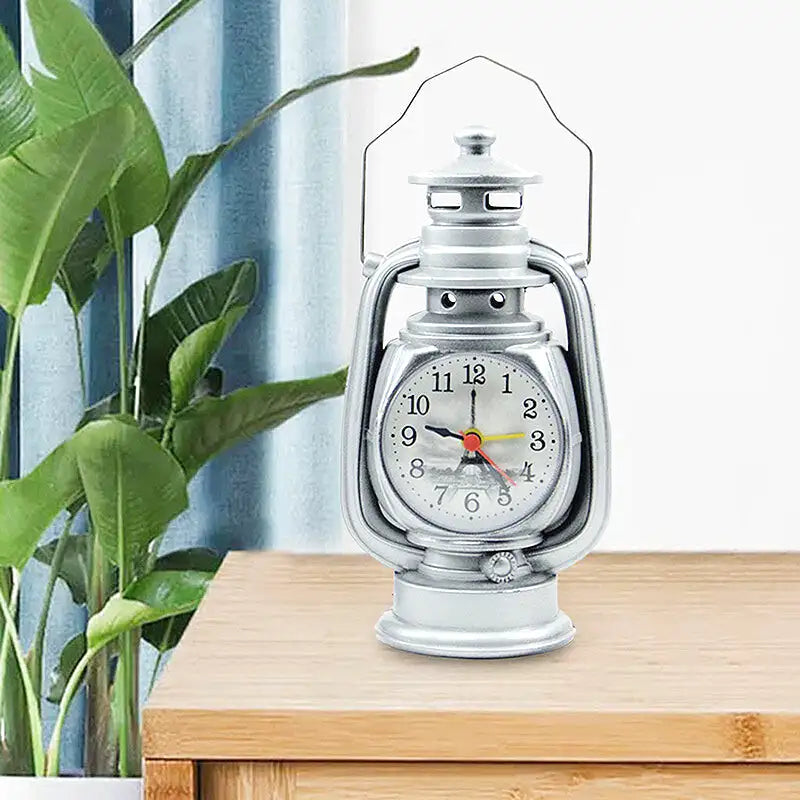 Réveil lanterne vintage en métal doré -  - reveil-vintage-en-metal-lampe-a-huile - ["analogique","Jour Nuit","R\u00e9veil Analogique"]