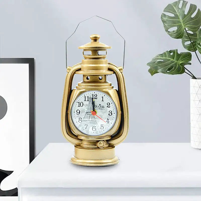 Réveil lanterne vintage en métal doré -  - reveil-vintage-en-metal-lampe-a-huile - ["analogique","Jour Nuit","R\u00e9veil Analogique"]