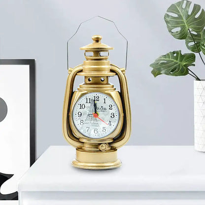 Réveil lanterne vintage en métal doré -  - reveil-vintage-en-metal-lampe-a-huile - ["analogique","Jour Nuit","R\u00e9veil Analogique"]