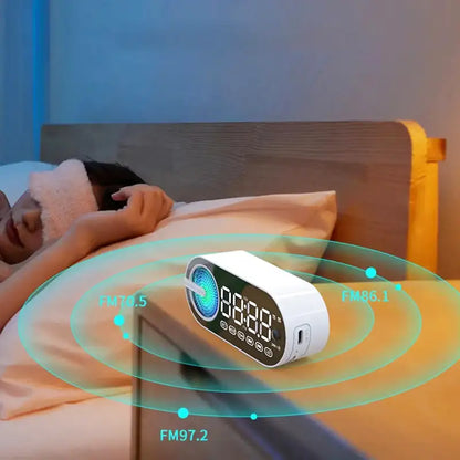 Réveil LED blanc avec anneau lumineux coloré -  - reveil-connecte-avec-radio-fm - ["connect\u00e9","digital","lumineux","lumi\u00e8re","num\u00e9rique","petit reveil","simple"]