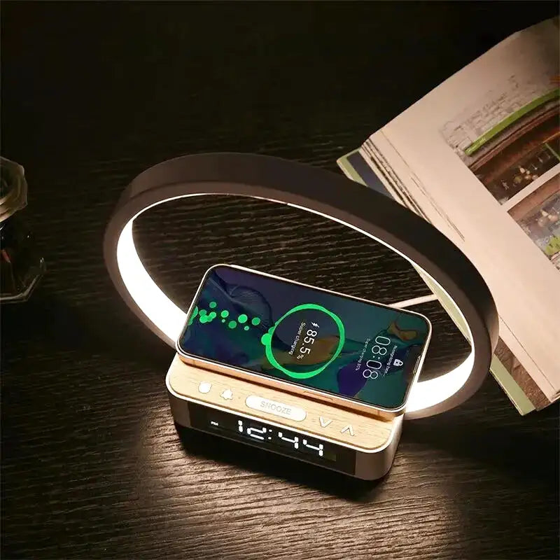 Réveil lumineux circulaire bois avec chargeur sans fil -  - reveil-chargeur-induction-design - ["bois","connect\u00e9","digital","lumineux","lumi\u00e8re","radio reveil","radio reveil bois","r\u00e9veil connect\u00e9","simple"]