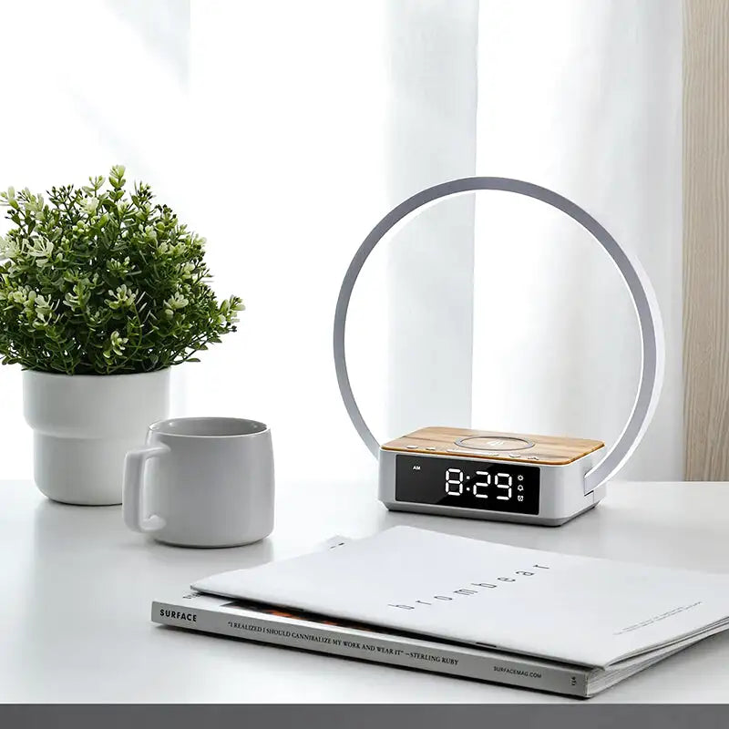 Réveil lumineux circulaire bois avec chargeur sans fil -  - reveil-chargeur-induction-design - ["bois","connect\u00e9","digital","lumineux","lumi\u00e8re","radio reveil","radio reveil bois","r\u00e9veil connect\u00e9","simple"]