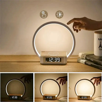 Réveil lumineux circulaire bois avec chargeur sans fil -  - reveil-chargeur-induction-design - ["bois","connect\u00e9","digital","lumineux","lumi\u00e8re","radio reveil","radio reveil bois","r\u00e9veil connect\u00e9","simple"]