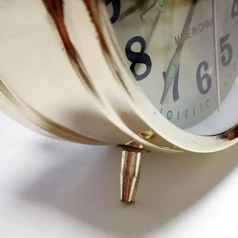 Réveil mécanique doré style rétro à doubles cloches -  - reveil-mecanique-avec-cloches - ["analogique","Jour Nuit","lumineux","Radio R\u00e9veil Lumineux","R\u00e9veil Analogique"]