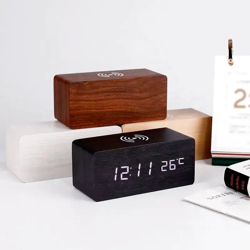 Réveil minimaliste en bois clair avec LED et chargeur induction -  - reveil-bois-chargeur-induction - ["bois","connect\u00e9","digital","num\u00e9rique","petit reveil","radio reveil bois","r\u00e9veil digital","simple"]
