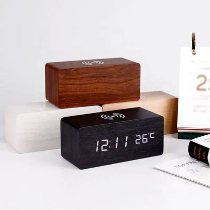 Réveil minimaliste en bois clair avec LED et chargeur induction -  - reveil-bois-chargeur-induction - ["bois","connect\u00e9","digital","num\u00e9rique","petit reveil","radio reveil bois","r\u00e9veil digital","simple"]