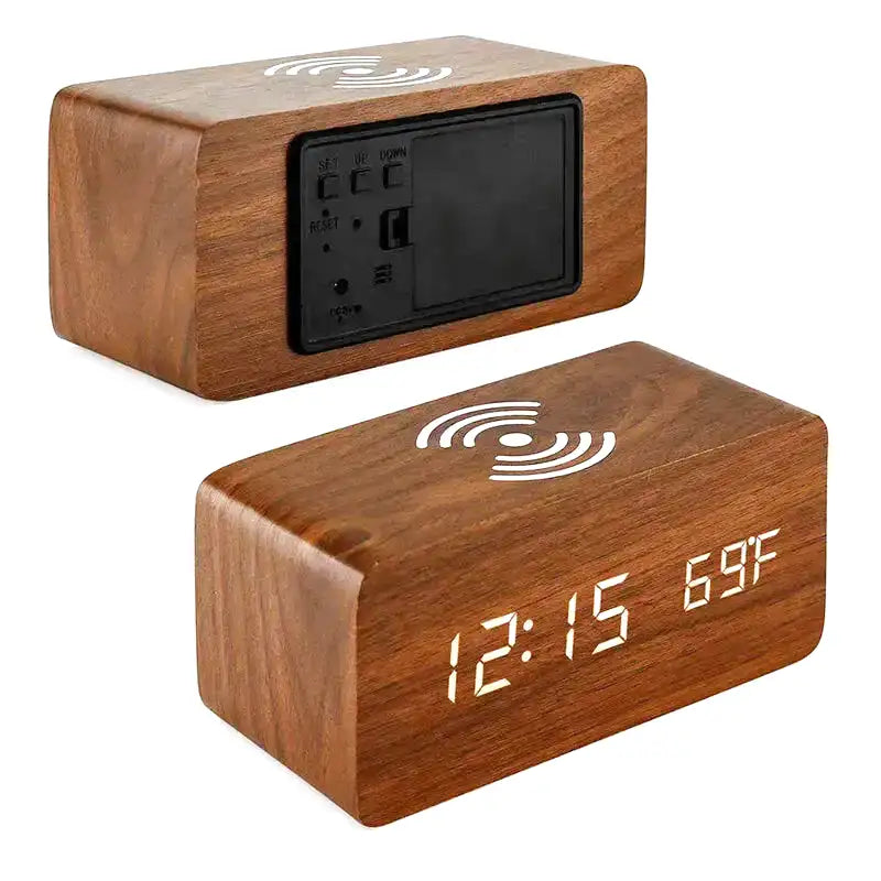 Réveil minimaliste en bois clair avec LED et chargeur induction -  - reveil-bois-chargeur-induction - ["bois","connect\u00e9","digital","num\u00e9rique","petit reveil","radio reveil bois","r\u00e9veil digital","simple"]