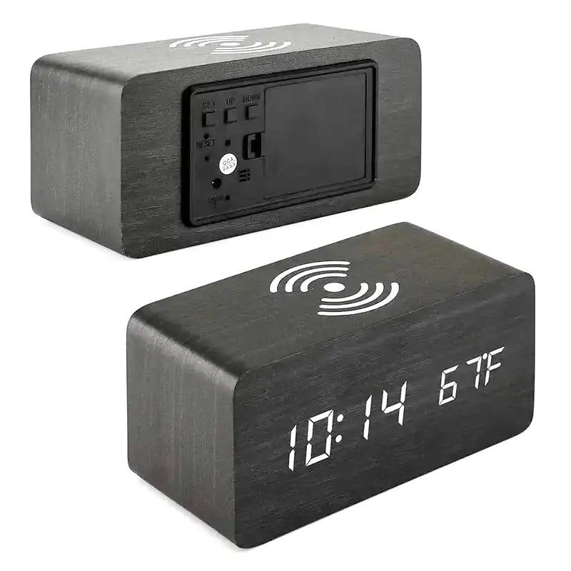 Réveil minimaliste en bois clair avec LED et chargeur induction -  - reveil-bois-chargeur-induction - ["bois","connect\u00e9","digital","num\u00e9rique","petit reveil","radio reveil bois","r\u00e9veil digital","simple"]