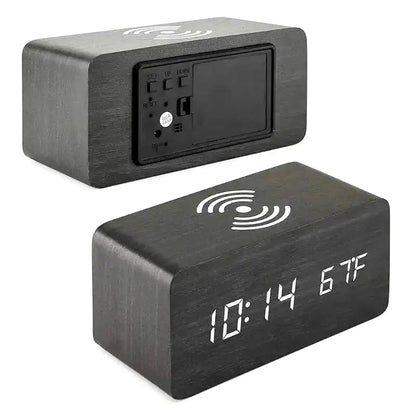 Réveil minimaliste en bois clair avec LED et chargeur induction -  - reveil-bois-chargeur-induction - ["bois","connect\u00e9","digital","num\u00e9rique","petit reveil","radio reveil bois","r\u00e9veil digital","simple"]