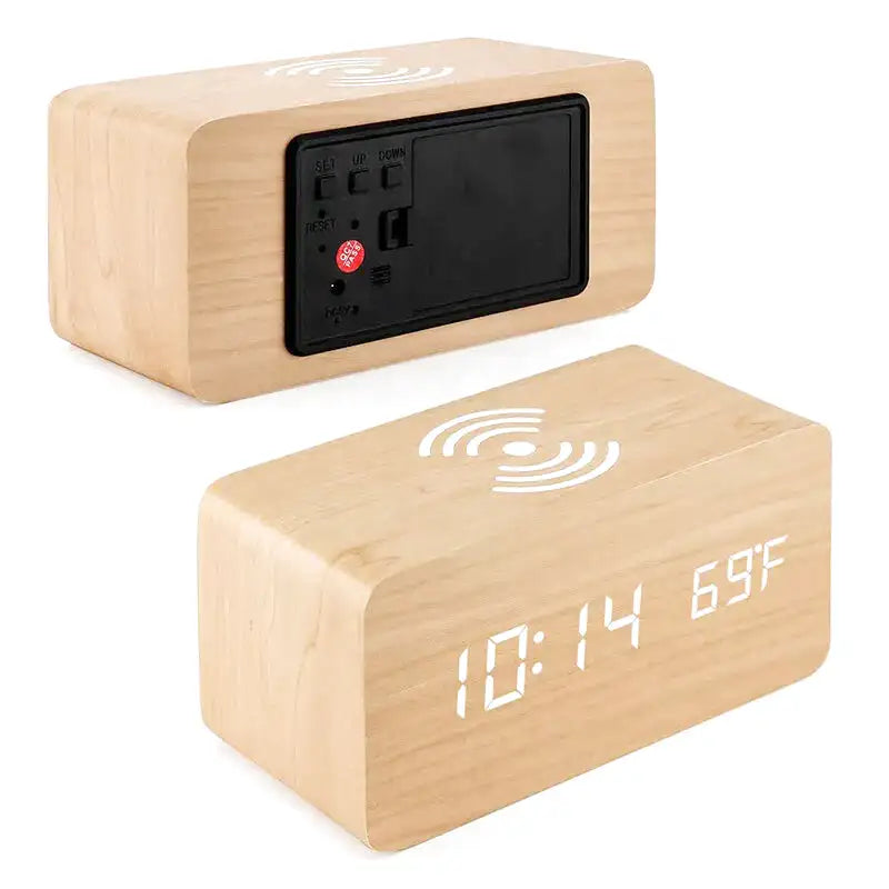 Réveil minimaliste en bois clair avec LED et chargeur induction -  - reveil-bois-chargeur-induction - ["bois","connect\u00e9","digital","num\u00e9rique","petit reveil","radio reveil bois","r\u00e9veil digital","simple"]
