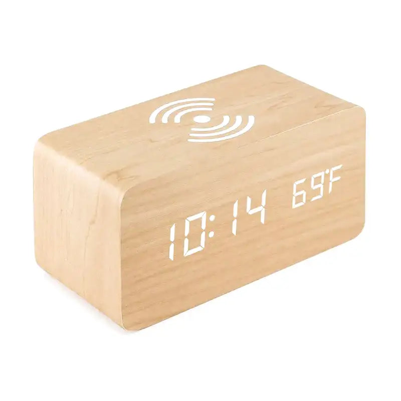 Réveil minimaliste en bois clair avec LED et chargeur induction -  - reveil-bois-chargeur-induction - ["bois","connect\u00e9","digital","num\u00e9rique","petit reveil","radio reveil bois","r\u00e9veil digital","simple"]