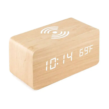 Réveil minimaliste en bois clair avec LED et chargeur induction -  - reveil-bois-chargeur-induction - ["bois","connect\u00e9","digital","num\u00e9rique","petit reveil","radio reveil bois","r\u00e9veil digital","simple"]