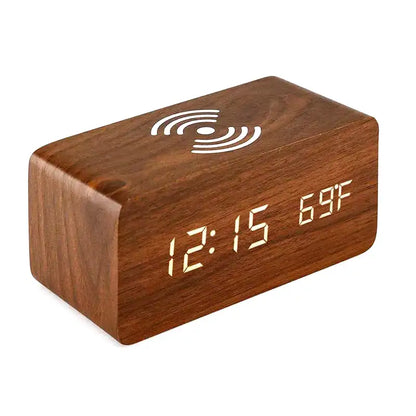 Réveil minimaliste en bois clair avec LED et chargeur induction -  - reveil-bois-chargeur-induction - ["bois","connect\u00e9","digital","num\u00e9rique","petit reveil","radio reveil bois","r\u00e9veil digital","simple"]