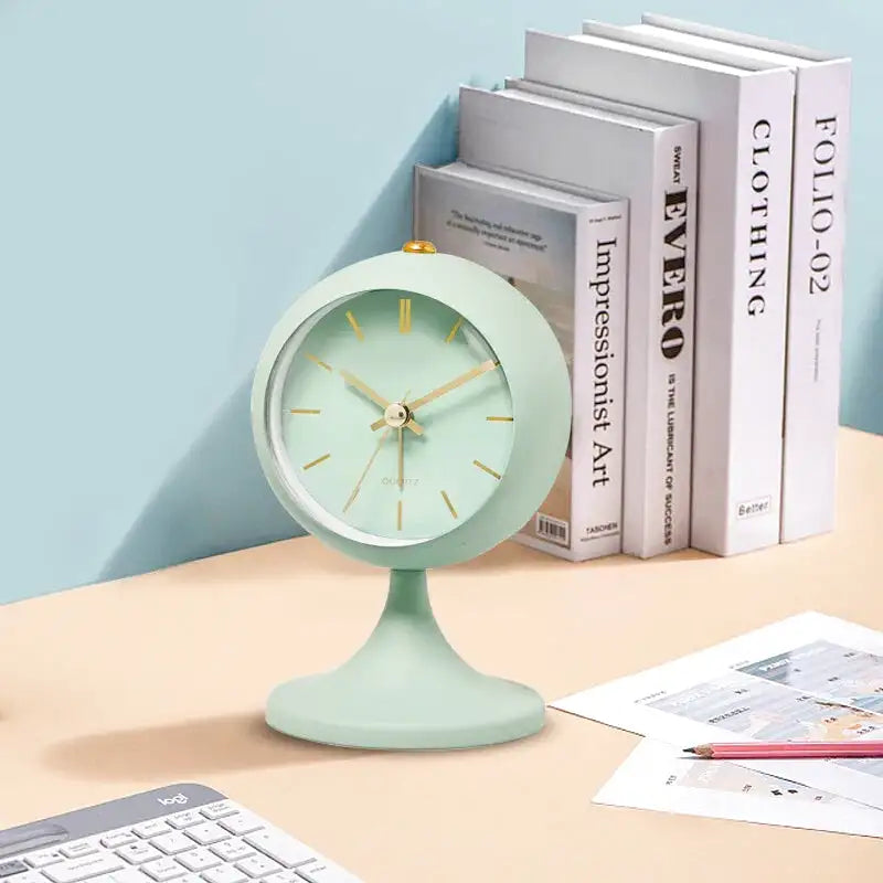 Réveil noir mat sur pied avec aiguilles dorées -  - reveil-vintage-sur-pied - []