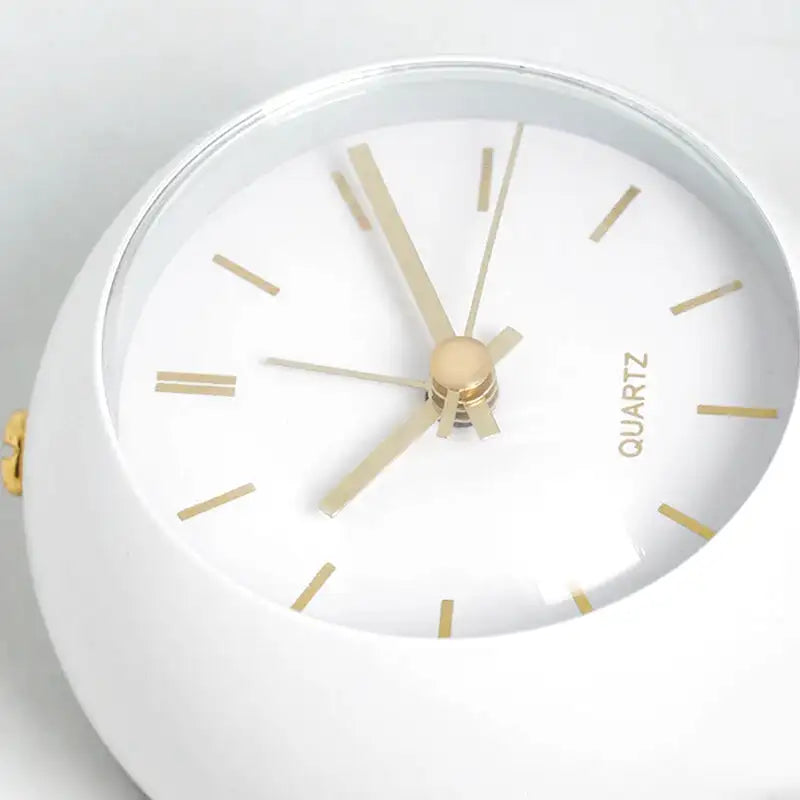 Réveil noir mat sur pied avec aiguilles dorées -  - reveil-vintage-sur-pied - []