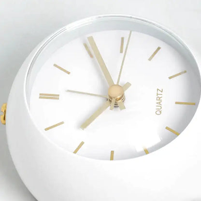 Réveil noir mat sur pied avec aiguilles dorées -  - reveil-vintage-sur-pied - []