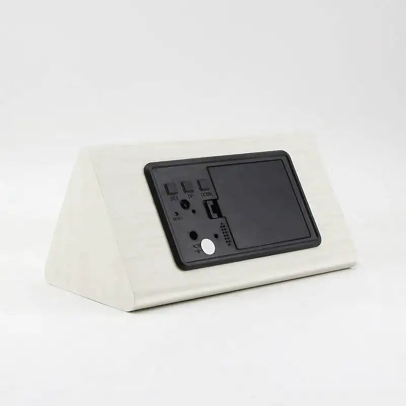 Réveil numérique angulaire en bois blanc mat -  - reveil-bois-blanc - ["bois","digital","lumineux","num\u00e9rique","petit","radio bois","radio reveil","radio reveil bois","r\u00e9veil digital","simple"]