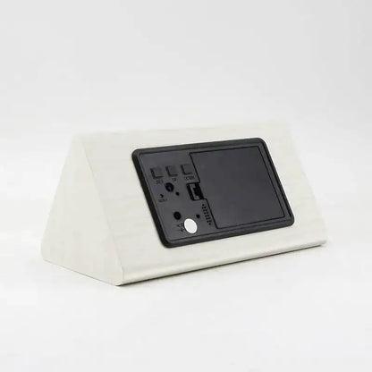 Réveil numérique angulaire en bois blanc mat -  - reveil-bois-blanc - ["bois","digital","lumineux","num\u00e9rique","petit","radio bois","radio reveil","radio reveil bois","r\u00e9veil digital","simple"]