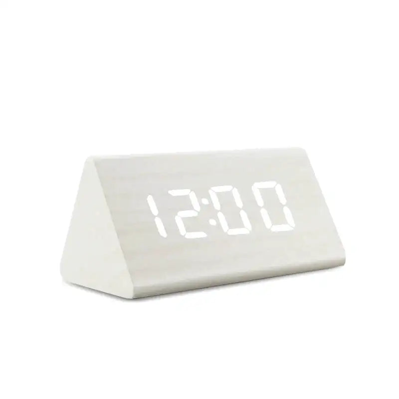 Réveil numérique angulaire en bois blanc mat -  - reveil-bois-blanc - ["bois","digital","lumineux","num\u00e9rique","petit","radio bois","radio reveil","radio reveil bois","r\u00e9veil digital","simple"]