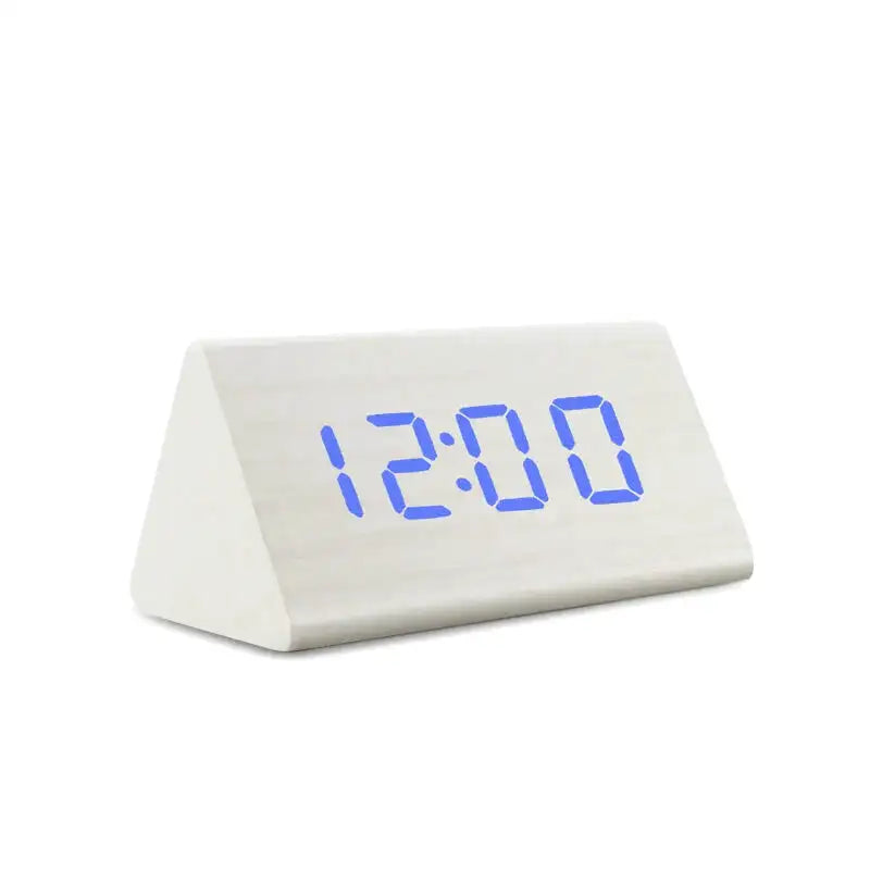 Réveil numérique angulaire en bois blanc mat -  - reveil-bois-blanc - ["bois","digital","lumineux","num\u00e9rique","petit","radio bois","radio reveil","radio reveil bois","r\u00e9veil digital","simple"]