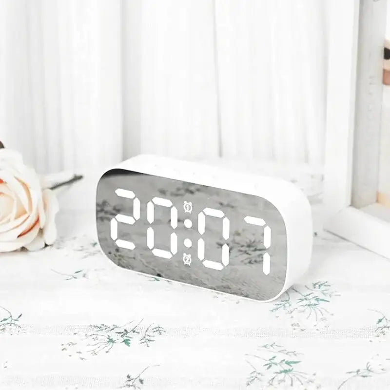 Réveil numérique argenté à affichage LED blanc -  - reveil-lumineux-secteur - ["lumineux","Radio R\u00e9veil Lumineux"]