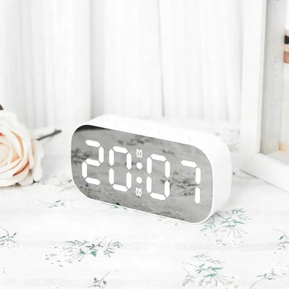 Réveil numérique argenté à affichage LED blanc -  - reveil-lumineux-secteur - ["lumineux","Radio R\u00e9veil Lumineux"]